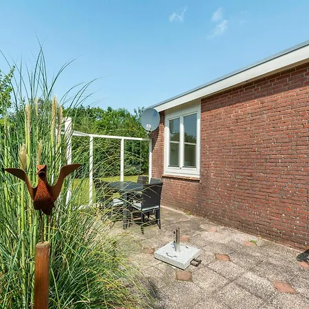 Dom wakacyjny Near Bulb Fields With Garden